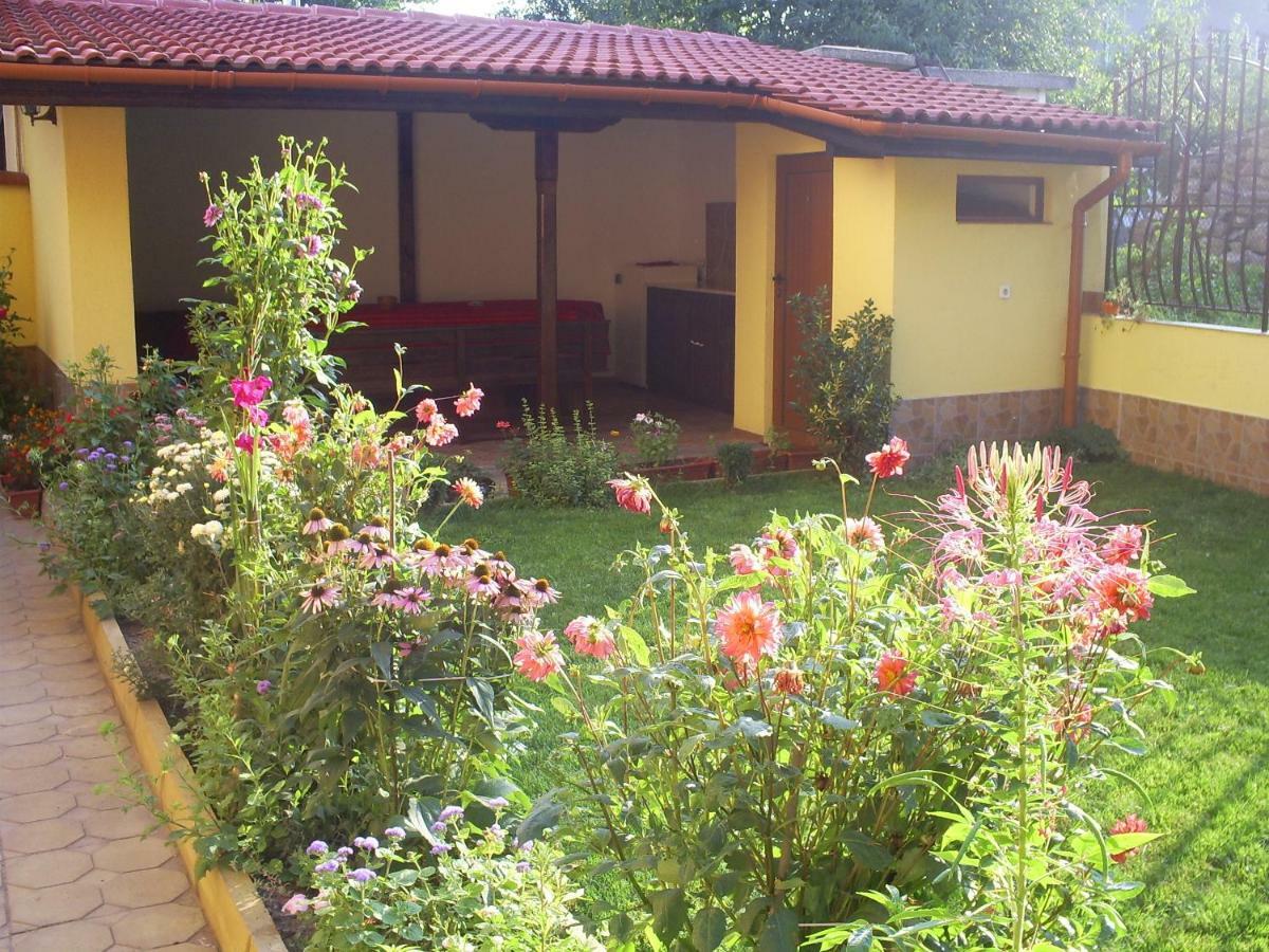 Къща За Гости Фантазия Tryavna Ngoại thất bức ảnh